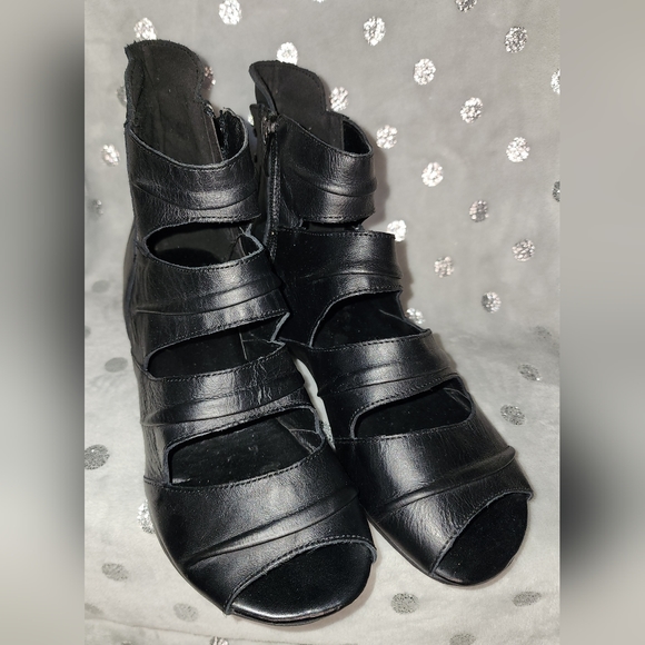 Shoes - NWOT Gladiator Sandals